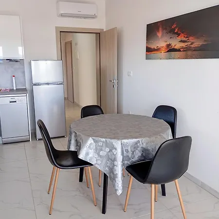 Charming 2-bed In Okrug Gornji דירה טרוגיר