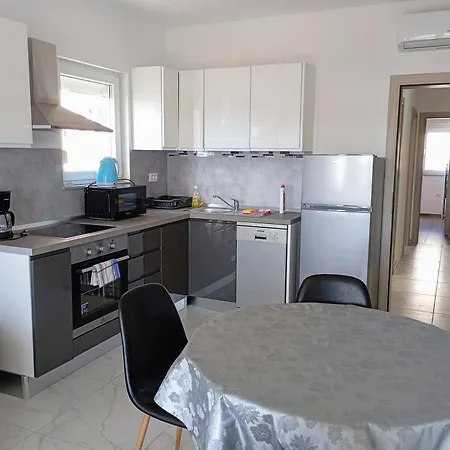 Charming 2-bed In Okrug Gornji *