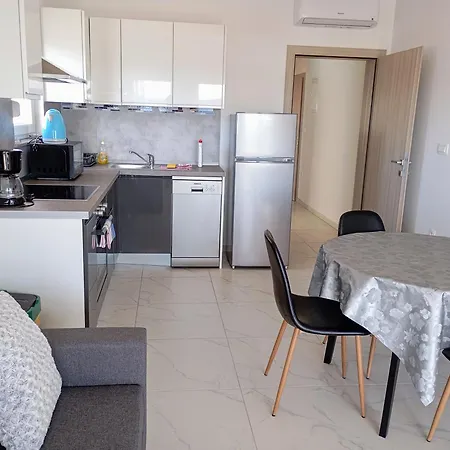 Charming 2-bed In Okrug Gornji דירה