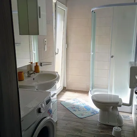 Charming 2-bed In Okrug Gornji דירה *