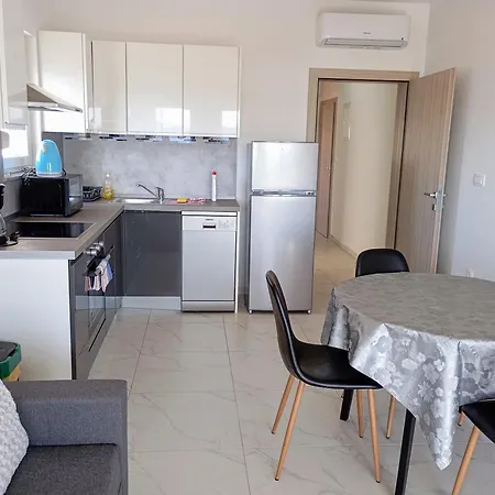 Charming 2-bed In Okrug Gornji