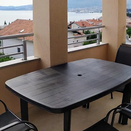 Charming 2-bed In Okrug Gornji