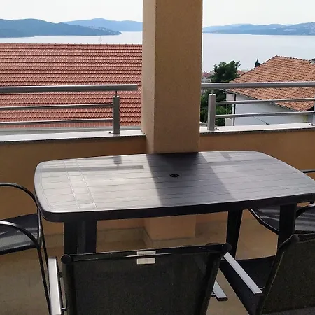 Charming 2-bed In Okrug Gornji * 트로기르