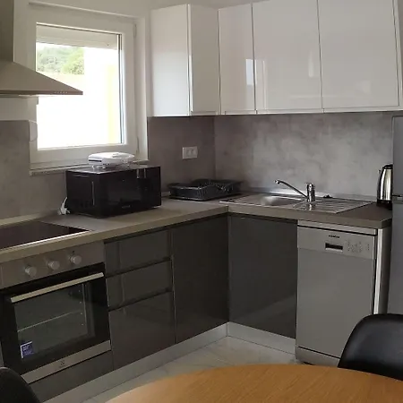 Charming 2-bed In Okrug Gornji *