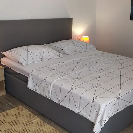 Charming 2-bed In Okrug Gornji דירה *