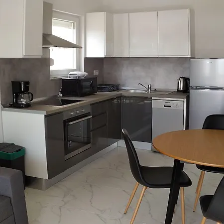 Charming 2-bed In Okrug Gornji דירה