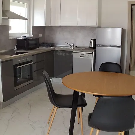 Charming 2-bed In Okrug Gornji