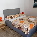 Charming 2-bed In Okrug Gornji Appartamento *