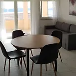 Appartamento Charming 2-bed In Okrug Gornji *