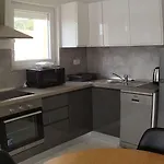 Charming 2-bed In Okrug Gornji *