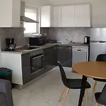 Charming 2-bed In Okrug Gornji Appartamento