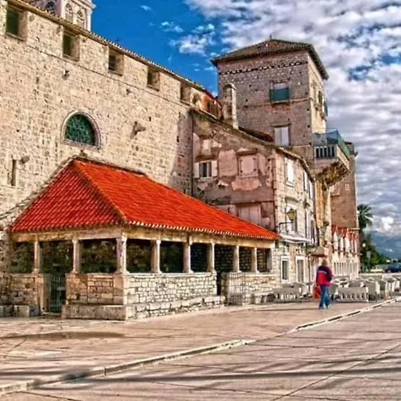 Charming 2-bed In Okrug Gornji تروغير