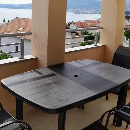 Charming 2-bed In Okrug Gornji *