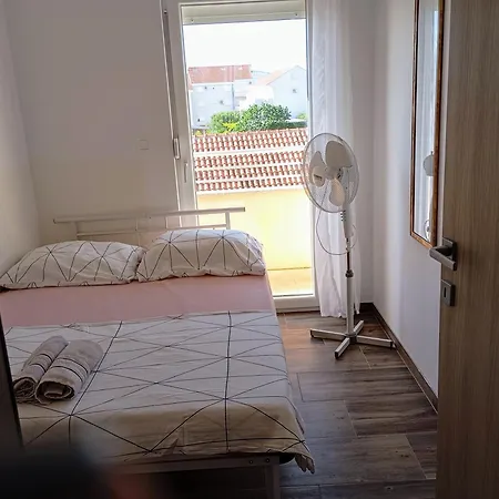 Charming 2-bed In Okrug Gornji