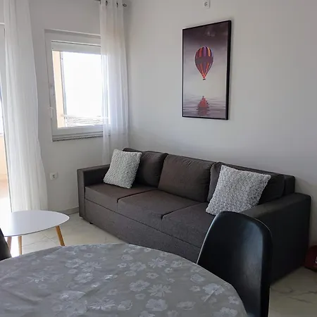 Apartment Charming 2-bed In Okrug Gornji