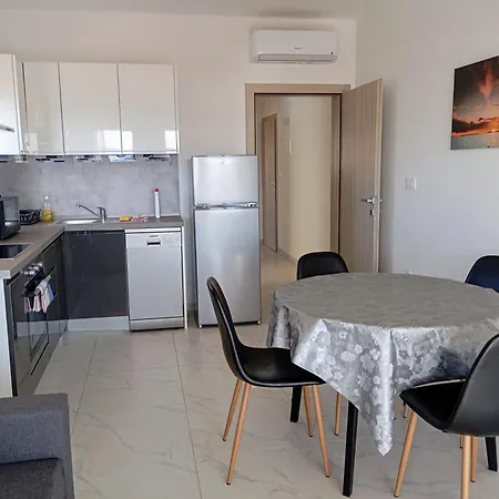 Apartman Charming 2-bed In Okrug Gornji *