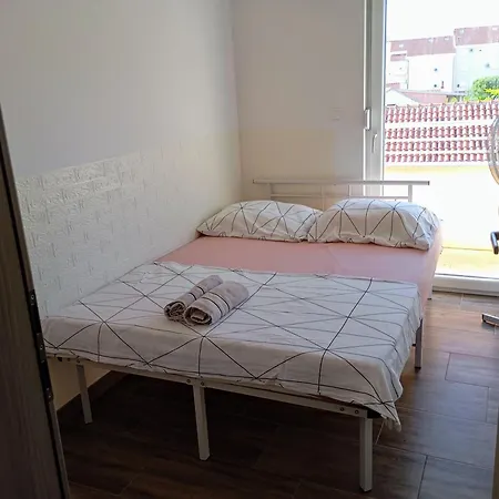 Charming 2-bed In Okrug Gornji شقة تروغير