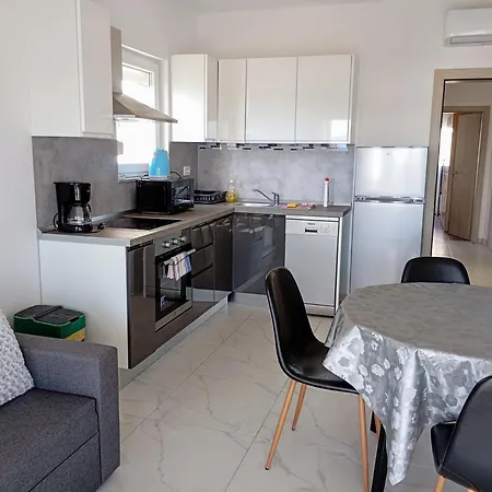 Charming 2-bed In Okrug Gornji *