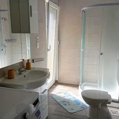 Charming 2-bed In Okrug Gornji شقة