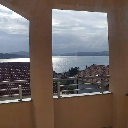Apartment Charming 2-bed In Okrug Gornji