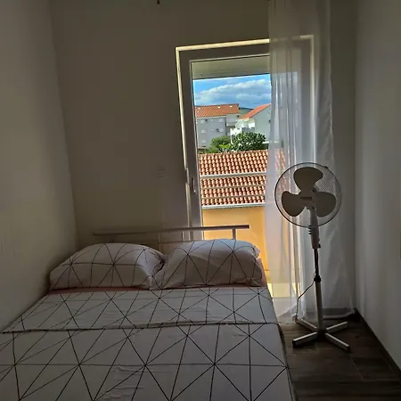 Apartament Charming 2-bed In Okrug Gornji