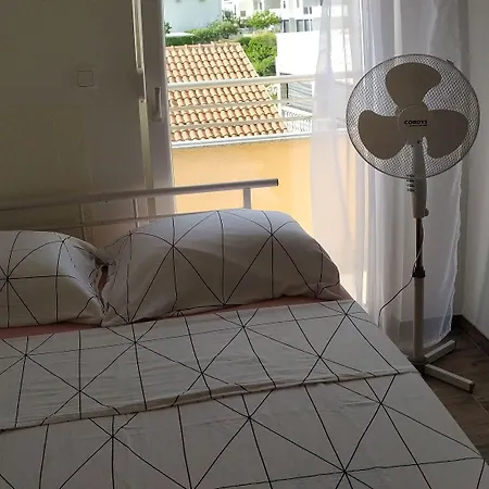 Charming 2-bed In Okrug Gornji דירה *