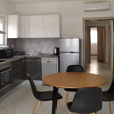 Charming 2-bed In Okrug Gornji تروغير