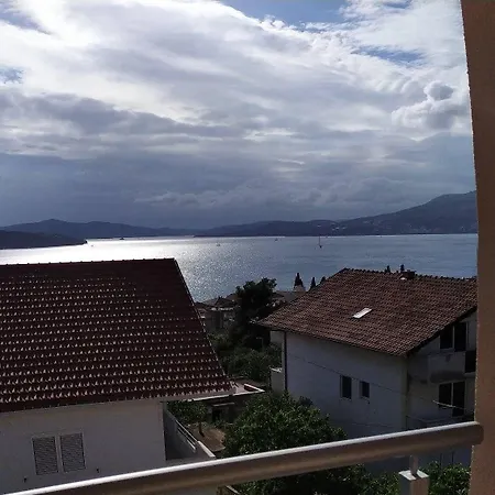 Charming 2-bed In Okrug Gornji شقة *