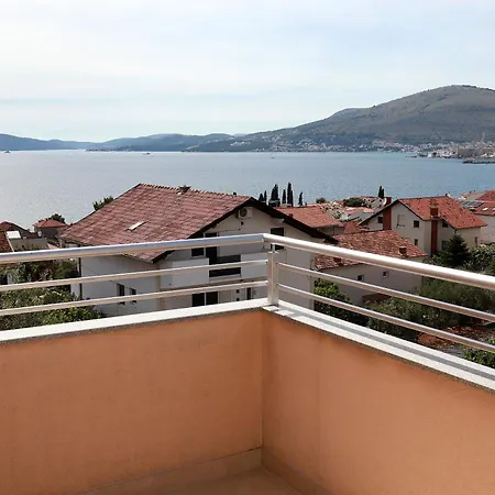 Charming 2-bed In Okrug Gornji *