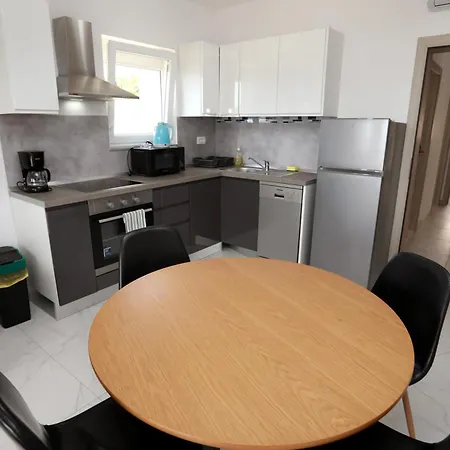 Apartment Charming 2-bed In Okrug Gornji