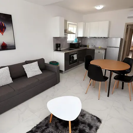 Apartment Charming 2-bed In Okrug Gornji *
