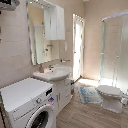 Charming 2-bed In Okrug Gornji Trogir