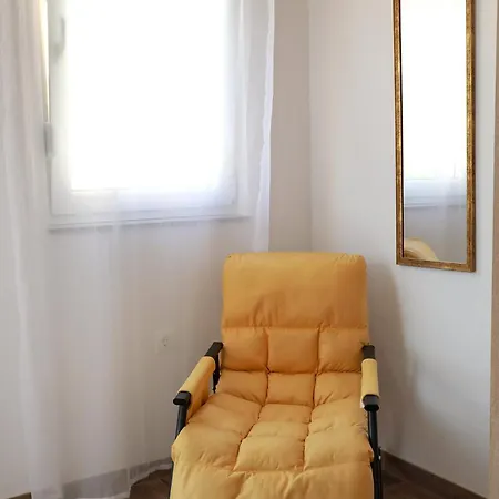 Charming 2-bed In Okrug Gornji Trogir