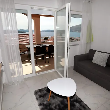 Charming 2-bed In Okrug Gornji