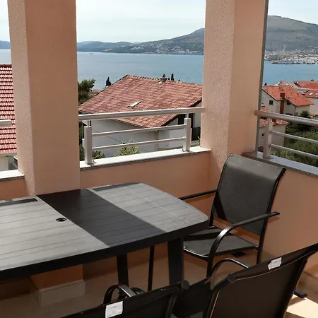 Charming 2-bed In Okrug Gornji Trogir