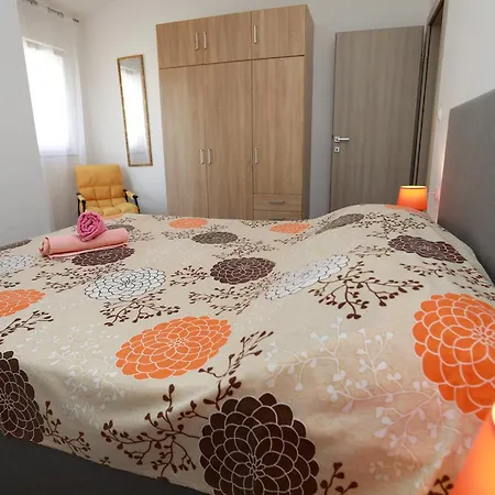 Charming 2-bed In Okrug Gornji Apartment