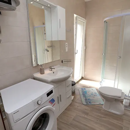 Apartment Charming 2-bed In Okrug Gornji *