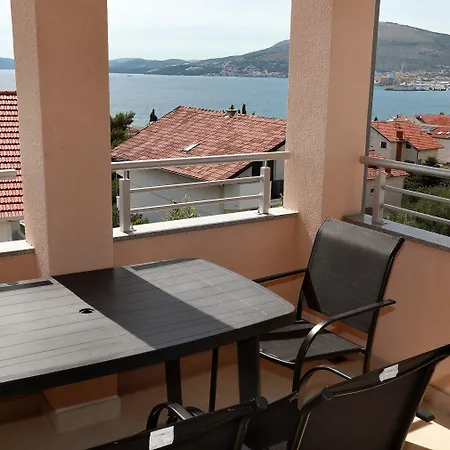 Charming 2-bed In Okrug Gornji *