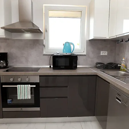 Charming 2-bed In Okrug Gornji *