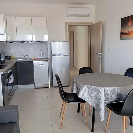 Charming 2-bed In Okrug Gornji Appartamento Traù