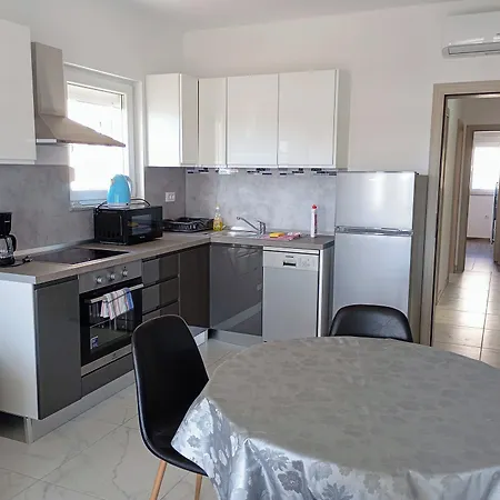 Apartmán Charming 2-bed In Okrug Gornji *
