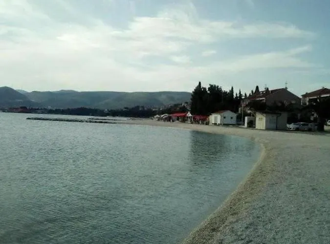 Apartman Charming 2-bed In Okrug Gornji *