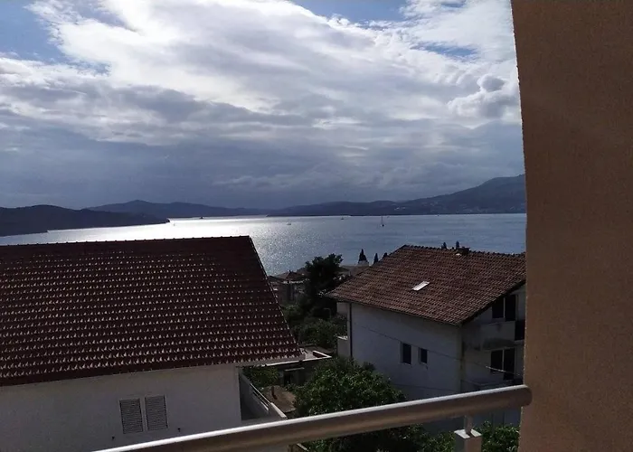 Charming 2-bed In Okrug Gornji Trogir