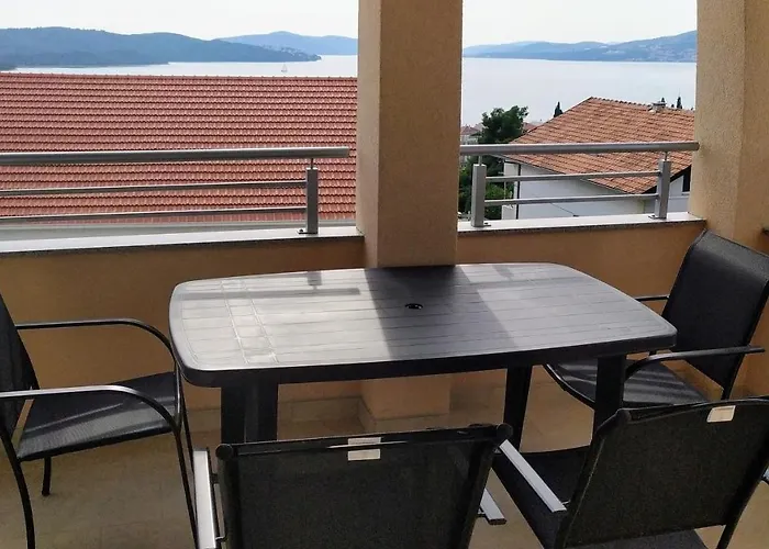 Charming 2-bed In Okrug Gornji Apartman Trogir