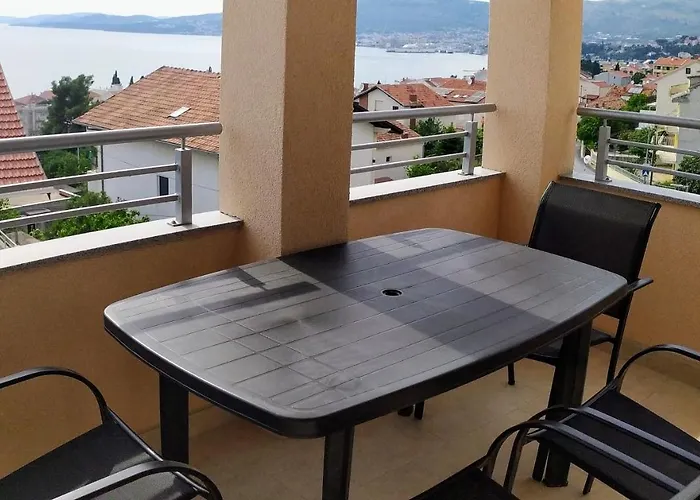 Charming 2-bed In Okrug Gornji *