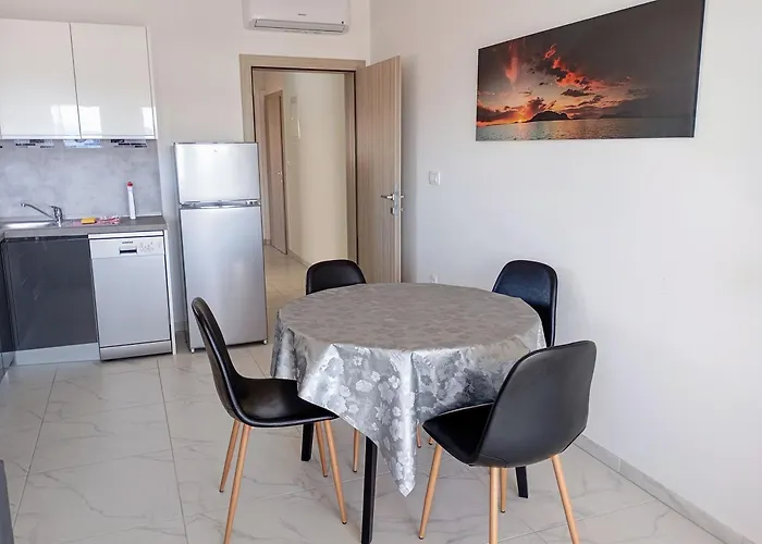 Charming 2-bed In Okrug Gornji Apartman Trogir