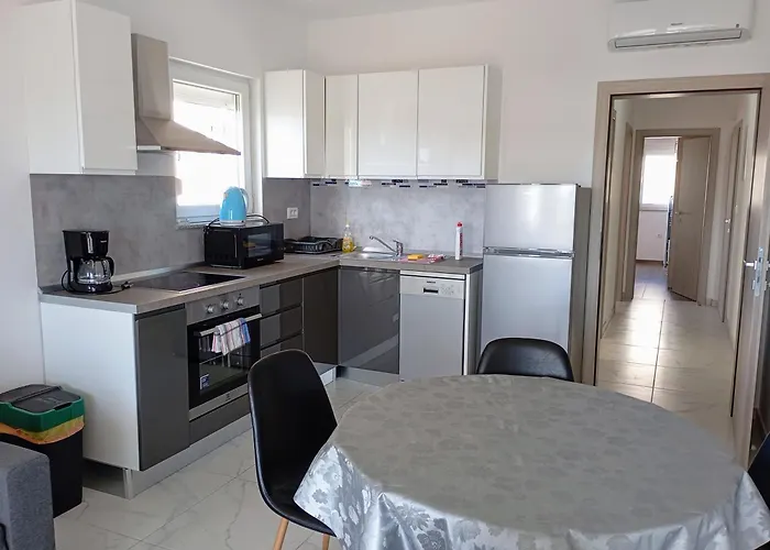 Charming 2-bed In Okrug Gornji *