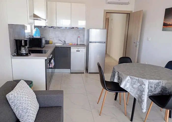 Charming 2-bed In Okrug Gornji Apartman