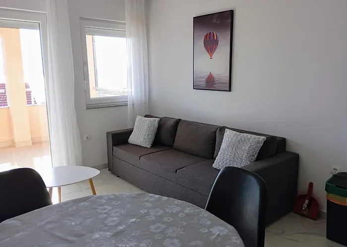 Apartment Charming 2-bed In Okrug Gornji