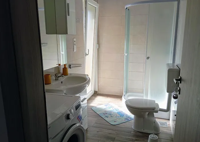 Charming 2-bed In Okrug Gornji Apartman *